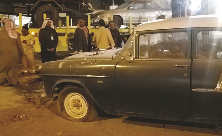 جانب من السيارات المهملة في الجليب