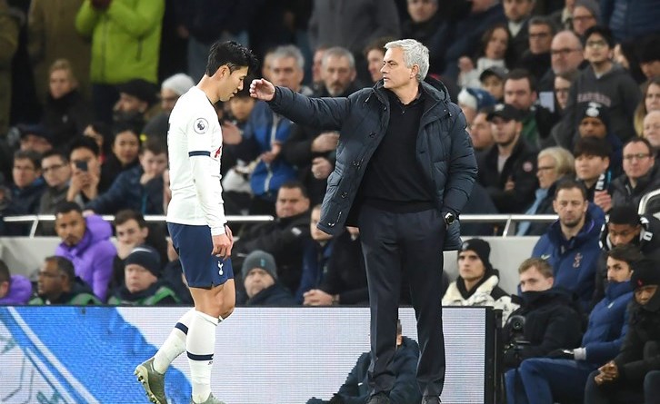مورينيو غاضباً: الـ « VAR » يدير المباريات! وتوتنهام يستأنف طرد سون