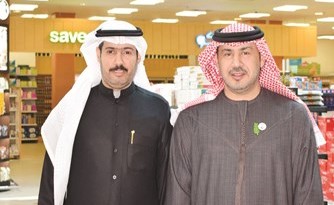 السفير صقر الريسي وعويس السبيعي خلال انطلاق المهرجان