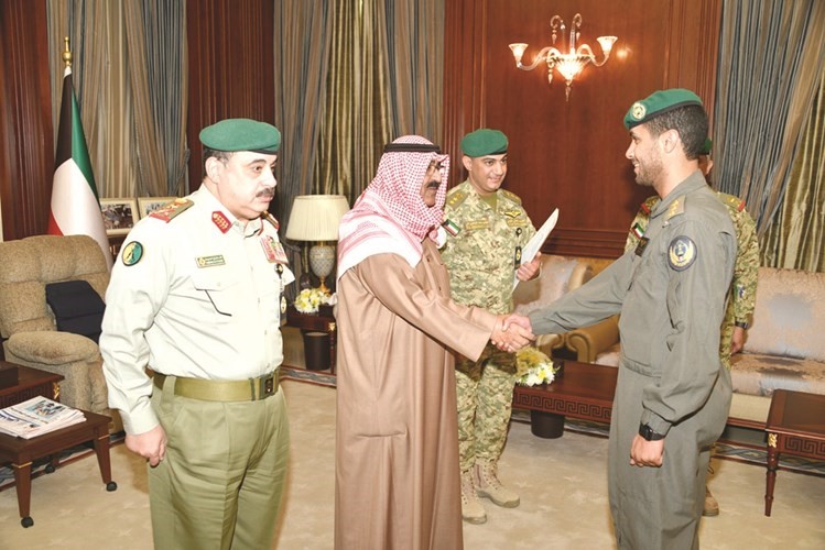 الشيخ مشعل الأحمد والفريق الركن م.هاشم الرفاعي خلال استقبال الضباط الطيارين
