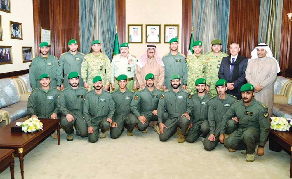 الشيخ مشعل الأحمد مع الدفعة الأولى للطيارين من أكاديمية هورايزن بحضور الفريق الركن م.هاشم الرفاعي  واللواء الركن فالح شجاع واللواء جمال الذياب والعقيد م.محمد علي وعدد من القادة والمستشارين