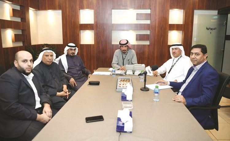 أصحاب وممثلو مجالس إدارات المعاهد الأهلية مع الزميلين محمد الخالدي وعبدالله الراكان خلال زيارتهم لـ الأنباء      (محمد هاشم)