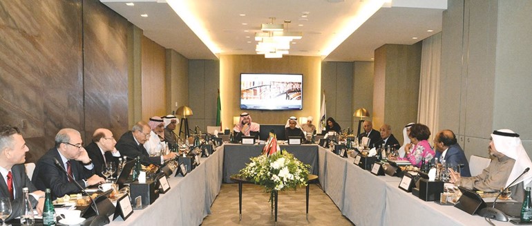 صاحب السمو الملكي الأمير عبدالعزيز بن طلال مترئسا الاجتماع