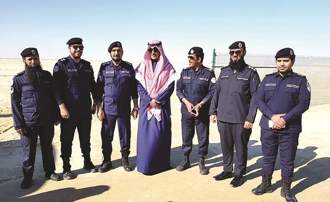 الشيخ فواز الخالد مع قيادات مديرية أمن الأحمدي خلال الجولة