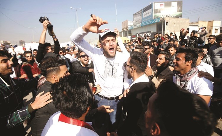 متظاهرون مناهضون للحكومة العراقية في البصرة 	(رويترز)