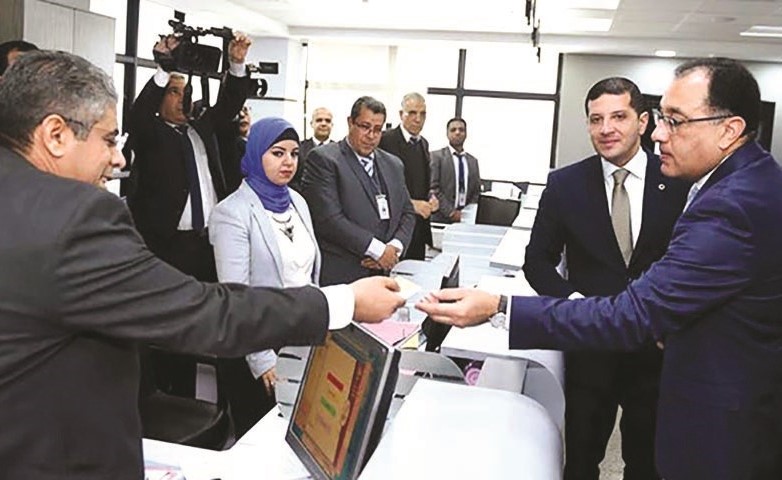 رئيس مجلس الوزراء د.مصطفى مدبولي متفقدا مركز خدمات المستثمرين أمس