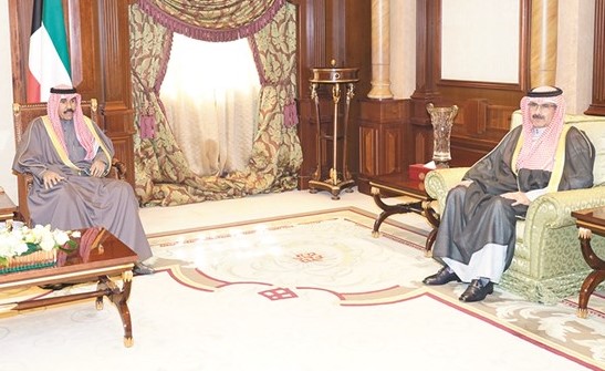 سمو ولي العهد الشيخ نواف الأحمد مستقبلا الشيخ مبارك الدعيج