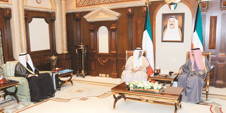 سمو ولي العهد مستقيلا النائب العام المستشار ضرار العسعوسي والمحامي العام فهد حمد العتيقي