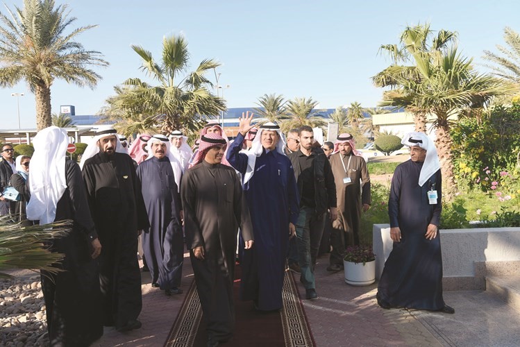 صاحب السمو الملكي الأمير عبدالعزيز بن سلمان ود.خالد الفاضل خلال الزيارة الميدانية لحقل الوفرة