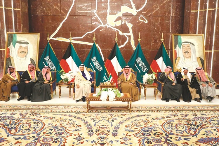 صاحب السمو الملكي الأمير عبدالعزيز بن سلمان والشيخ د.أحمد ناصر المحمد خلال مراسم توقيع الاتفاقية