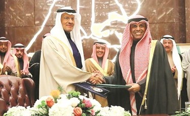 وزير الطاقة السعودي صاحب السمو الملكي الأمير عبدالعزيز بن سلمان ووزير النفط د.خالد الفاضل عقب توقيع مذكرة تفاهم بين البلدين