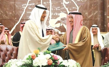 صاحب السمو الملكي الأمير عبدالعزيز بن سلمان ووزير الخارجية الشيخ د.أحمد ناصر المحمد عقب توقيع الاتفاقية