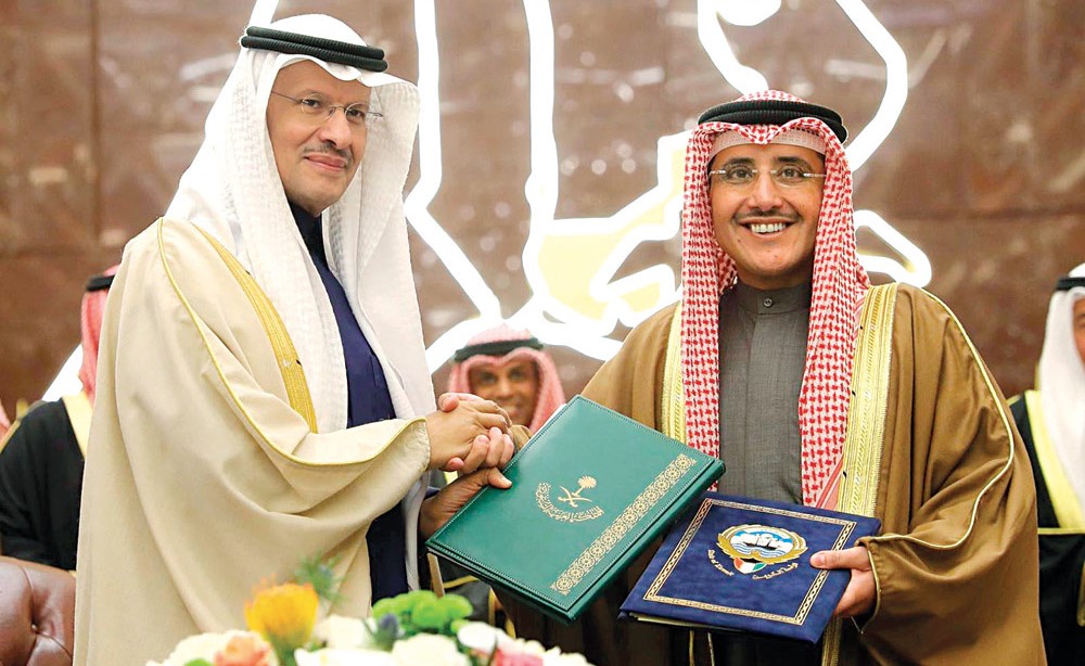  صاحب السمو الملكي الأمير عبدالعزيز بن سلمان ووزير الخارجية الشيخ د.أحمد ناصر المحمد خلال توقيع الاتفاقية