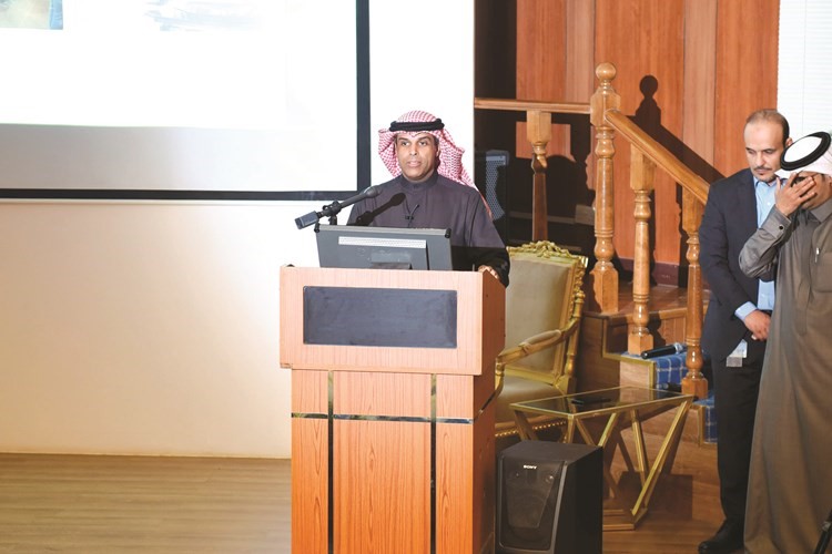 د.خالد الفاضل ملقيا كلمته
