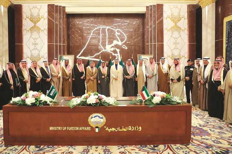 صاحب السمو الملكي الأمير عبدالعزيز بن سلمان والشيخ د.أحمد ناصر المحمد ود.خالد الفاضل ونائب وزير الخارجية السفير خالد الجارالله في لقطة جماعية مع الوفدين الكويتي والسعودي خلال توقيع الاتفاقية