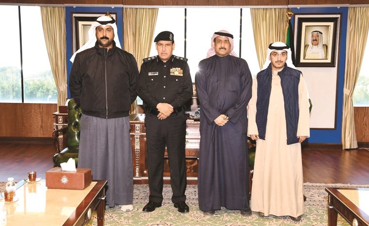 الفريق عصام النهام مع عدد من افرادأسرة المغفور له بإذن الله تعالى أحمد الظفيري