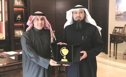 م.فيصل العتل يقدم درعا تقديرية إلى السفير عزيز الديحاني