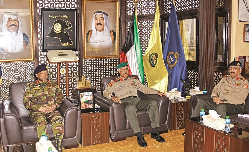 الفريق الركن محمد الخضر مستقبلا العميد محمد ابو ناصر