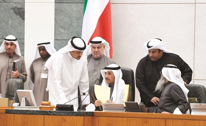 رئيس مجلس الأمة مرزوق الغانم على المنصة وبجانبه نايف المرداس والحميدي السبيعي وخليل الصالح وخالد العتيبي 	(هاني الشمري)﻿