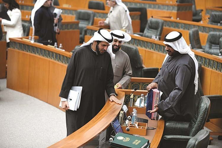 الشيخ احمد المنصور وعبدالله فهاد ود.عادل الدمخي﻿