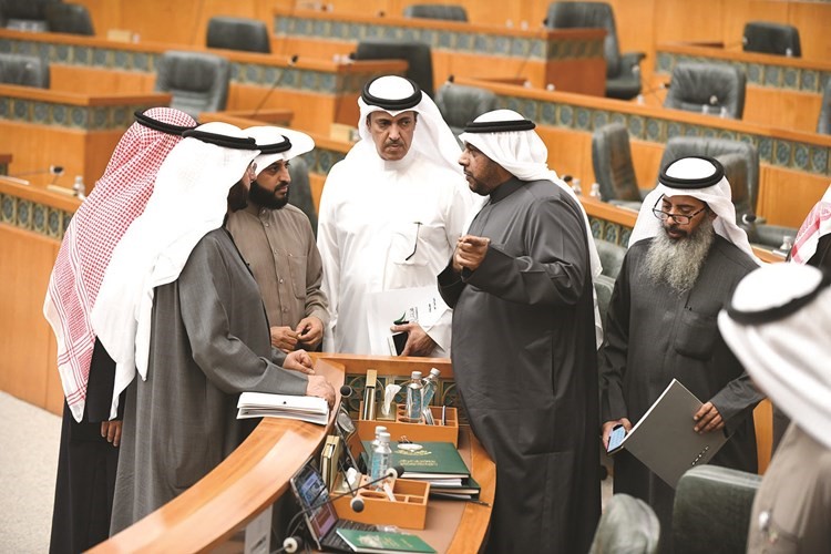 وزير الدفاع محاطا ببعض النواب ويبدو نايف المرداس وخالد العتيبي وعبدالله فهاد ﻿