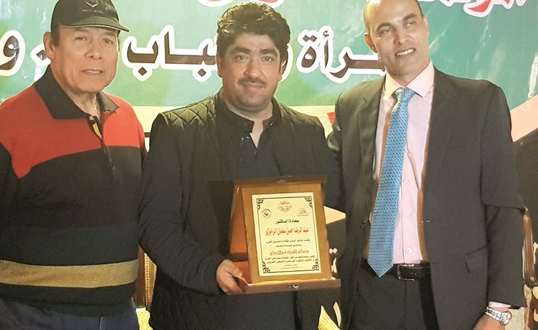 عبدالرضا الرامزي يتسلم وسام القيادة والإبداع من الفنان المصري أحمد ماهر