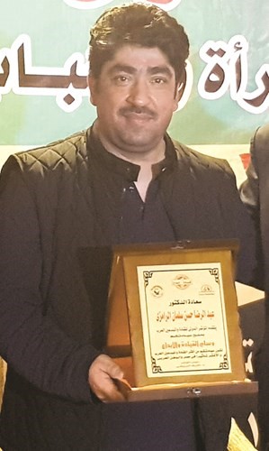 الرامزي وبيده وسام القيادة والإبداع