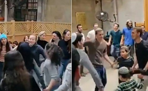 بالفيديو.. إسرائيليون محتلون داخل المسجد الإبراهيمي بأحذيتهم ويؤدون رقصات تلمودية