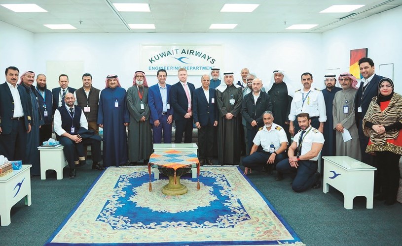 الكابتن عبدالحليم زيدان وفيصل العازمي يتوسطان موظفي دائرة الهندسة خلال الحفل