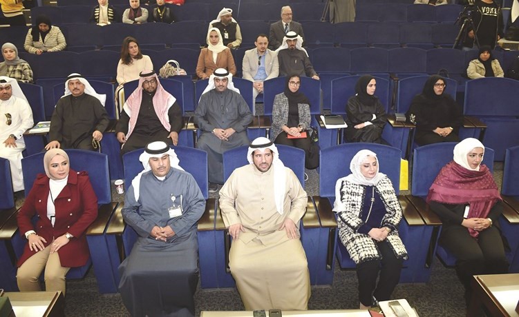 الشيخ عبدالله الأحمد وسميرة الكندري في مقدمة الحضور	(متين غوزال)