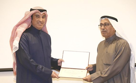 تكريم طلال المطيري على هامش الندوة