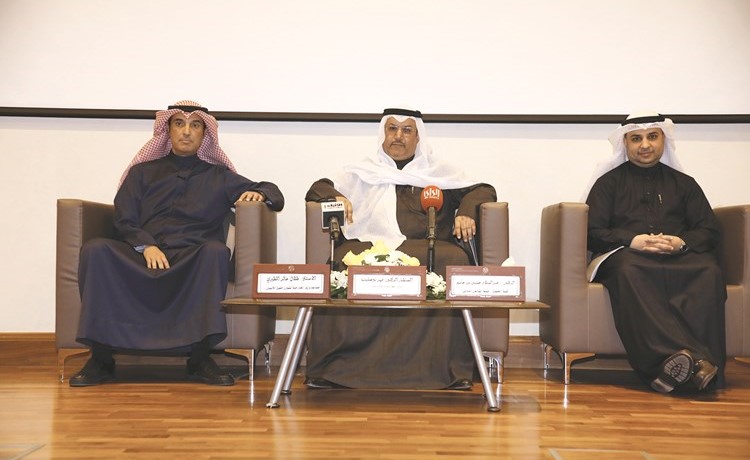 المستشار د.فهد بوصليب متوسطا طلال المطيري ود.عبدالسلام بن جاسم خلال الندوة	(زين علام)