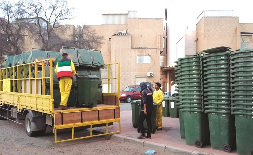 جانب من توزيع حاويات النظافة الجديدة