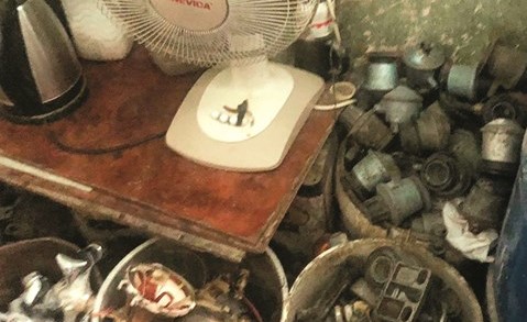 جانب من المضبوطات في أحد مخازن فرز النحاس