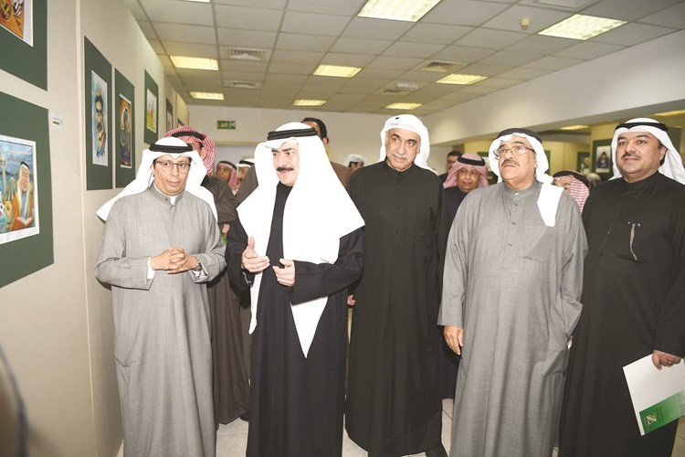 الزميل محمد ثلاب يقدم شرحا لكامل عبدالجليل بحضور (المرعب) جاسم يعقوب وعبدالعزيز عاشور وحسين مقصيد