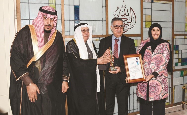 إبراهيم البغلي يكرم د.عصام البدري بحضور الشيخة سهيلة الصباح ومحمد العثمان