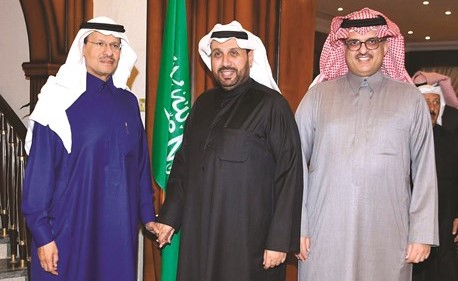 الشيخ حمد الجابر متوسطا صاحب السمو الملكي الأمير عبدالعزيز بن سلمان وسمو الأمير سلطان بن سعد