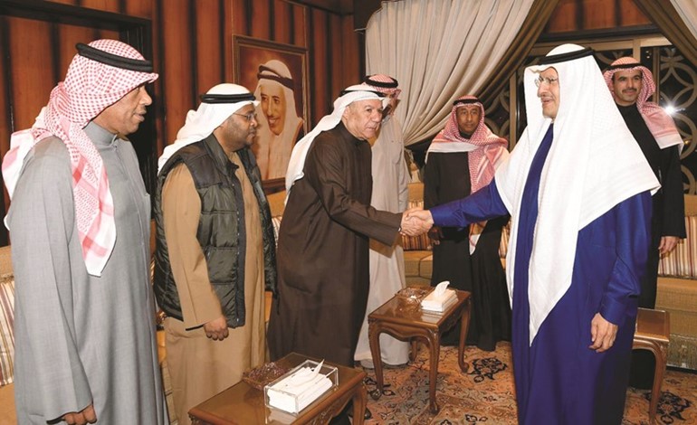 صاحب السمو الملكي الأمير عبدالعزيز بن سلمان مصافحا محمود بوشهري والحضور في ديوان الشامية