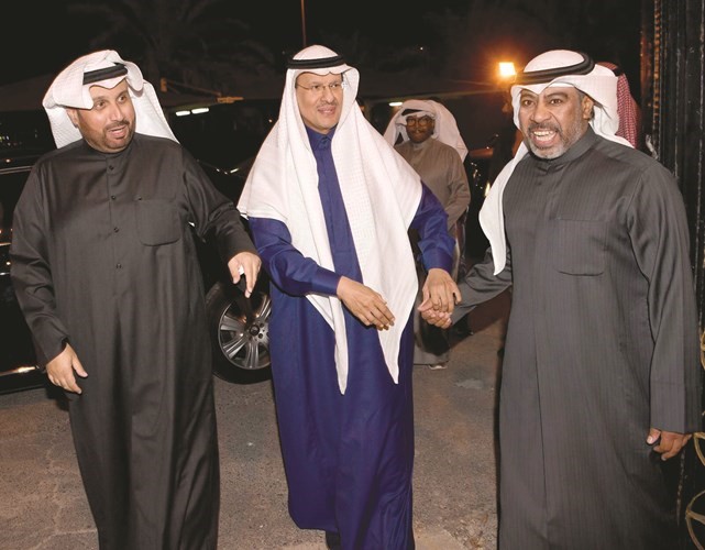 صاحب السمو الملكي الامير عبدالعزيز بن سلمان بن عبدالعزيز مع مستقبليه في ديوان الشيخ حمد جابر العلي