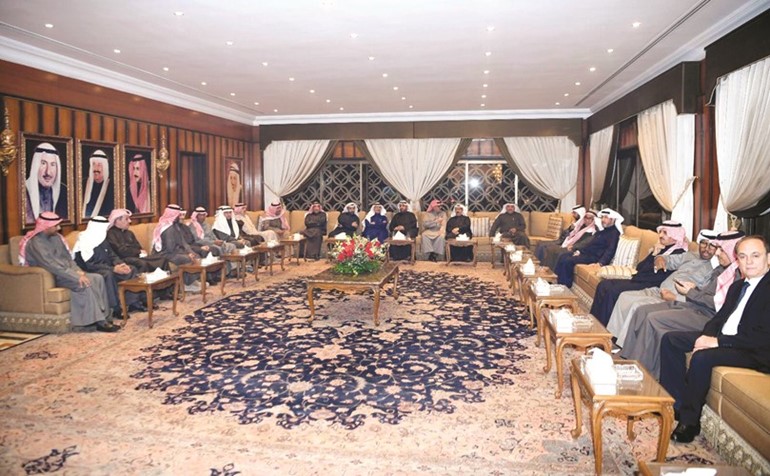 جمع من الحضور في ديوان الشيخ حمد جابر العلي في الشامية خلال استقبال صاحب السمو الملكي الأمير عبدالعزيز بن سلمان بن عبدالعزيز
