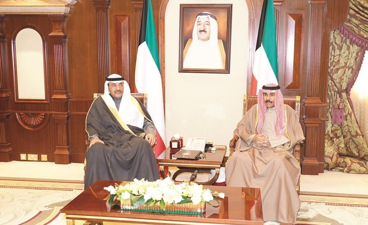 سمو ولي العهد الشيخ نواف الأحمد خلال استقباله سمو الشيخ صباح الخالد