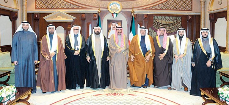 سمو ولي العهد الشيخ نواف الاحمد خلال استقبال عائلتي الطبطبائي والدوسري