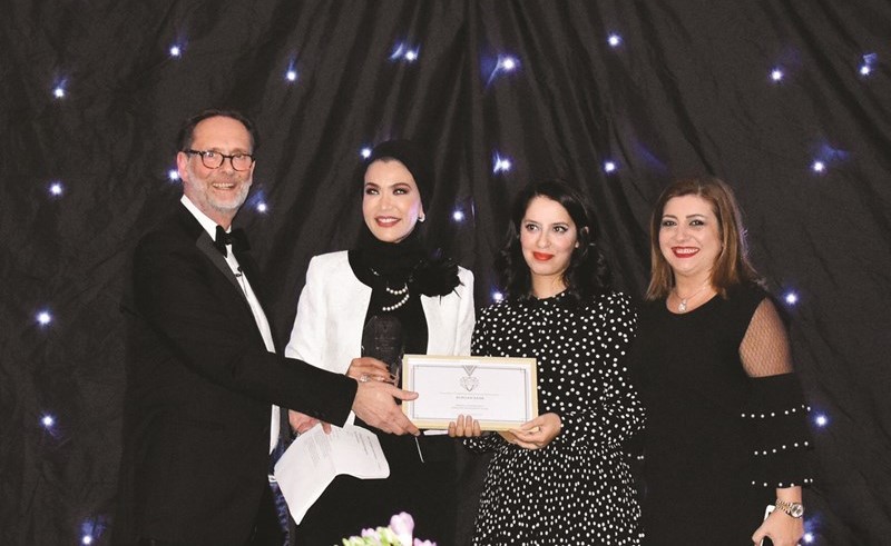 هالة الشربيني ونورة بورسلي وغادة القاضي خلال تسلمهن جائزة تألق في إشراك الموظفين في الموارد البشرية
