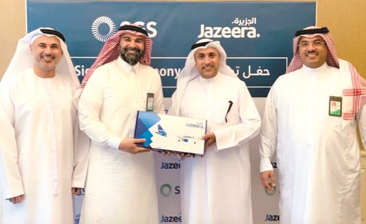 ناصر العبيد وفهد سندي خلال توقيع العقد