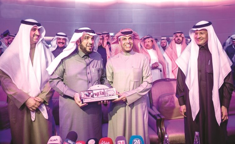 صاحب السمو الملكي الأمير عبدالعزيز بن سلمان ود.خالد الفاضل والشيخ د.نمر الصباح خلال الاحتفال بتدشين التشغيل في حقل الخفجي