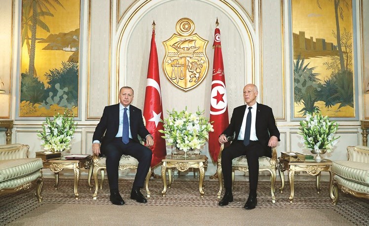 الرئيس التونسي قيس سعيد مستقبلا نظيره التركي رجب طيب اردوغان	(رويترز)