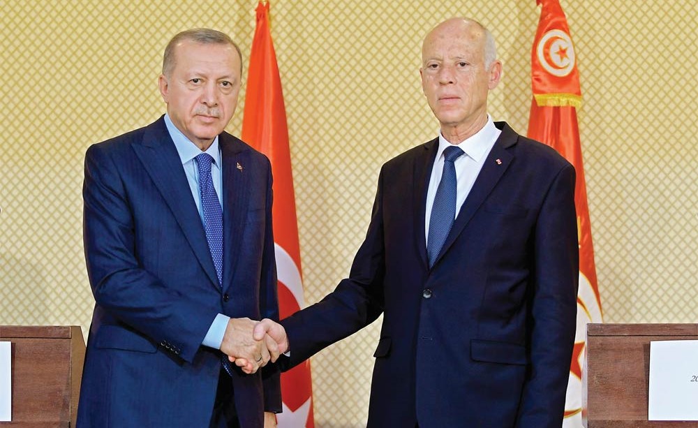 الرئيس التونسي قيس سعيد مصافحا نظيره التركي رجب طيب أردوغان 			(أ.ف.پ)
