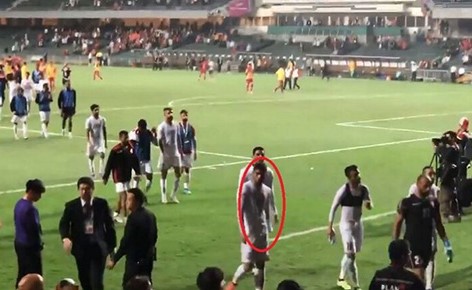 بالفيديو.. الفيفا يوقف لاعب بحريني 10 مباريات ويغرمه 27 ألف دولار بسبب حركة عنصرية