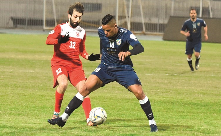 صراع على الكرة بين لاعب وسط الفحيحيل عبدالعزيز السليمي وباتريك فابيانو