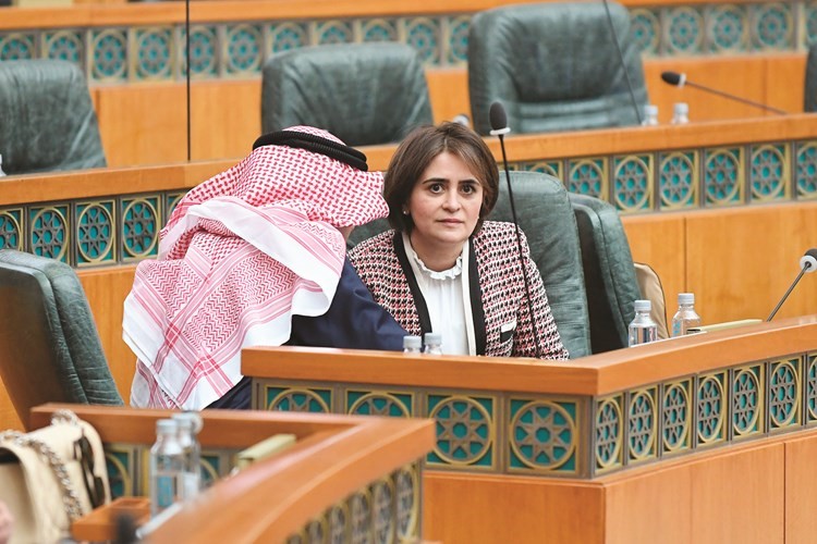 د. غدير اسيري خلال الجلسة﻿